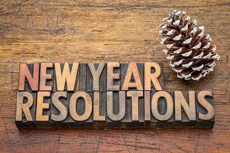 新年决议用旧式纸质印刷木头类型来抽象字词再次用松锥形木板来生锈图片