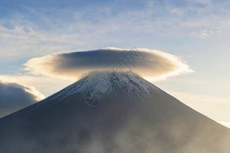 阳光下富士山日本山桥藤川口附近的阳光照耀着蓝色日出天空的帽子形云藤山川口附近的阳光照耀着日本背景
