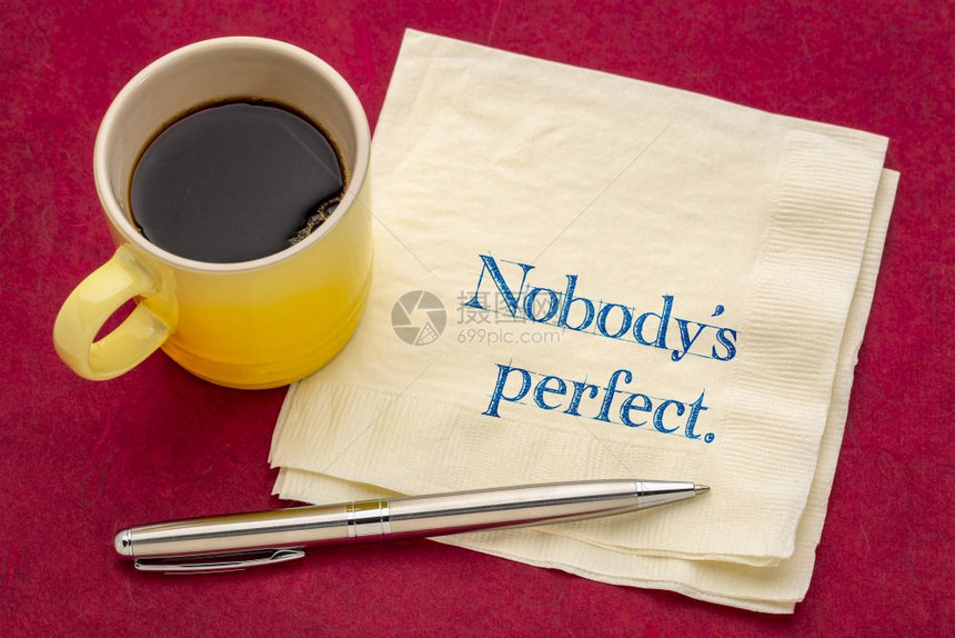 没有人是完美的笔迹在餐巾纸上加一杯咖啡图片