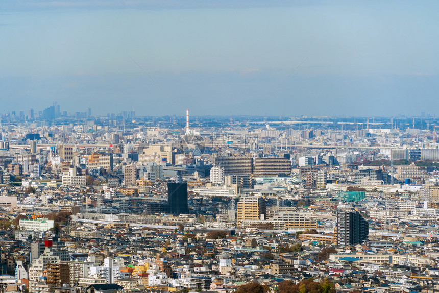 东京公寓在市景背下的空中象亚洲智能城市住宅区中午大楼日本图片