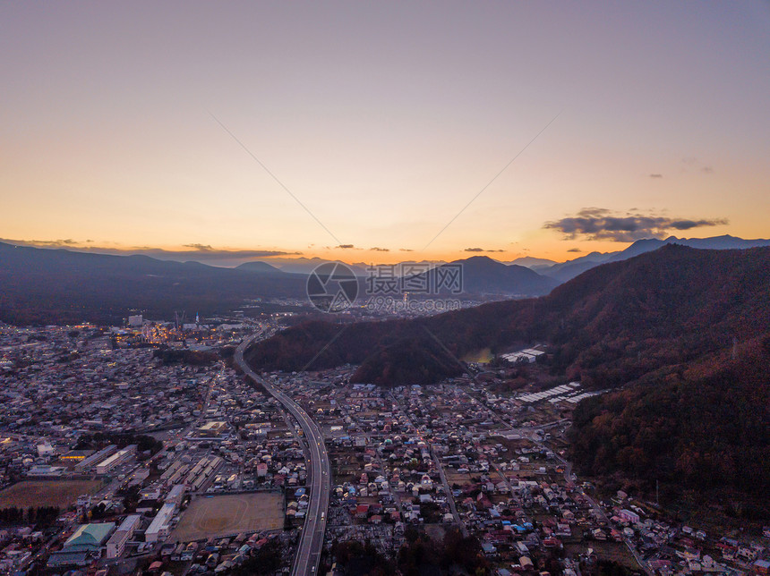 日落时藤川口子市的空中景象日本城市Yamarashi日本城市图片