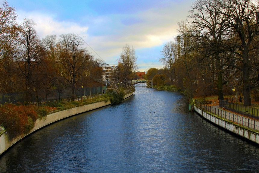 柏林斯普里河边的秋天背景场图片