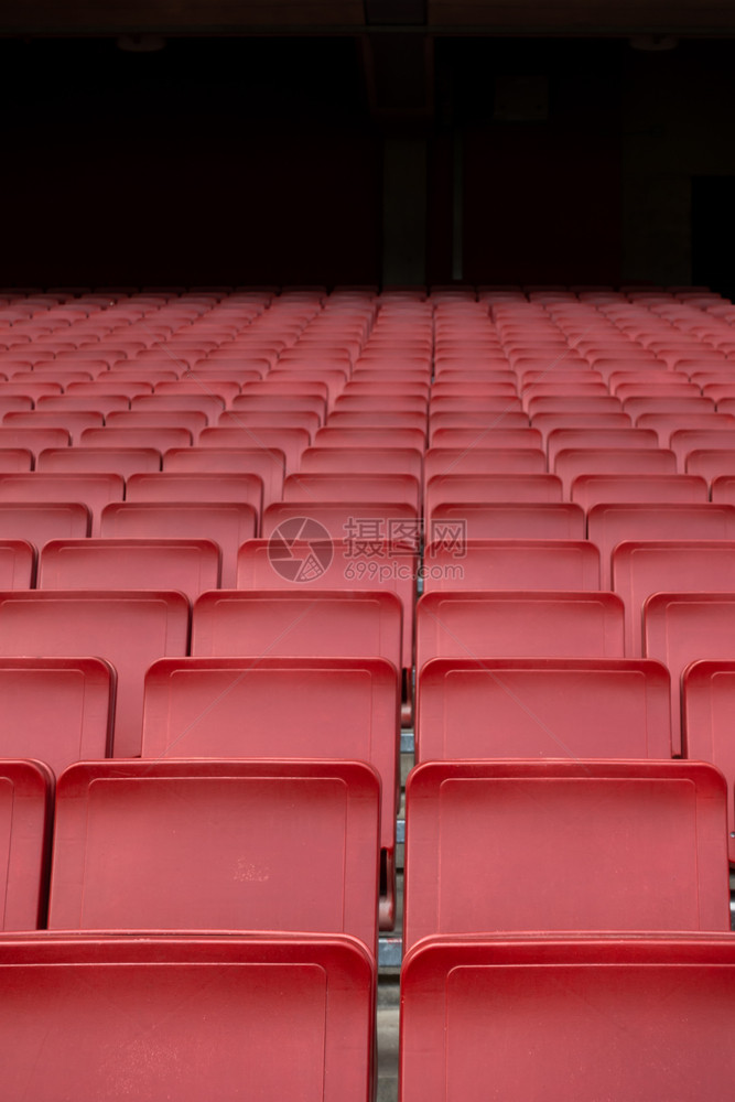 足球场中的红色空座位排图片