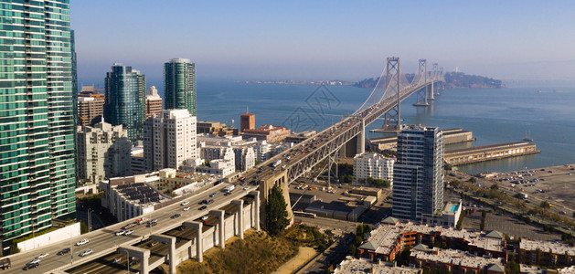 通过旧金山湾桥的上甲板和下进出城镇的交通往来图片