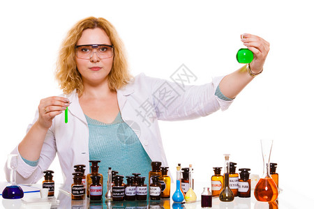 化学女家或生实验室助理或科学研究员带有化学玻璃软件试验瓶图片