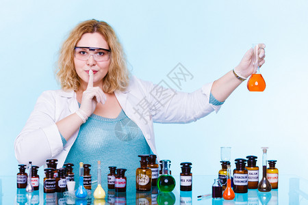 化学女或生科研究人员化玻璃器械测试瓶手静默标志图片