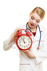 医疗检查概念医生用红色大闹钟提醒人们要用白色隔离的检查图片