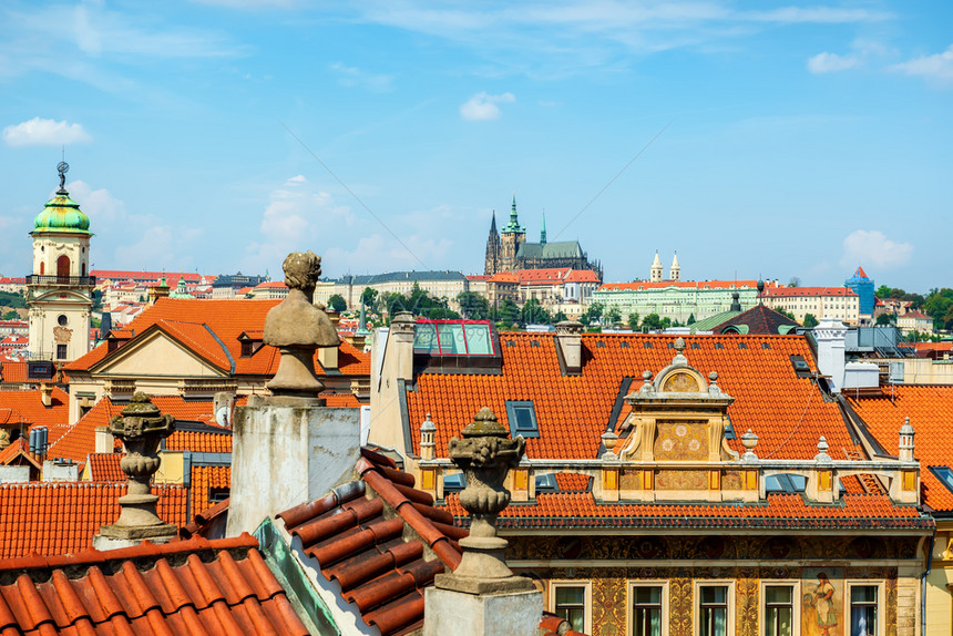 布拉格夏日的圣殿堂和红屋顶图片