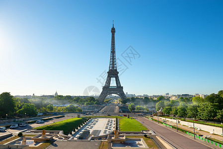 巴黎高塔埃菲尔和有喷泉的公园背景图片