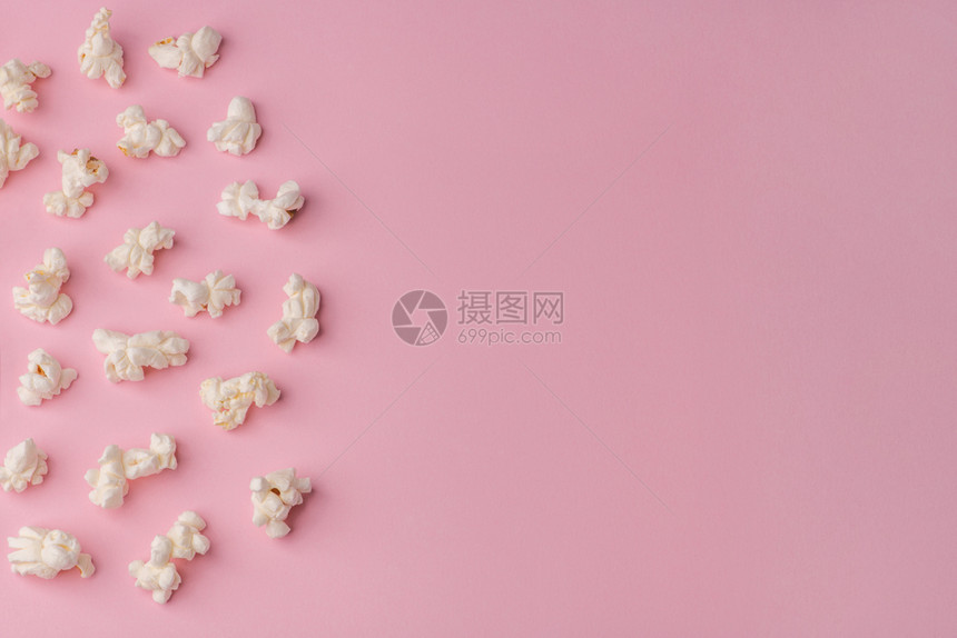粉红背景的爆米花图片