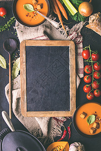 黑色妖姬汤唯生锈背景最高视野食物框架复制空间的老旧黑板周围番茄汤和新鲜成份背景