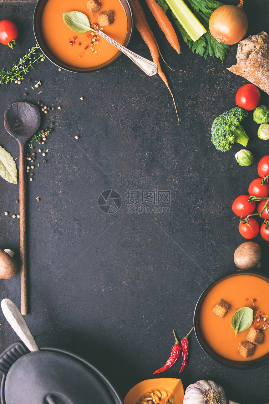 食物框架一碗自制番茄汤和原料以生锈背景顶视文字空间图片