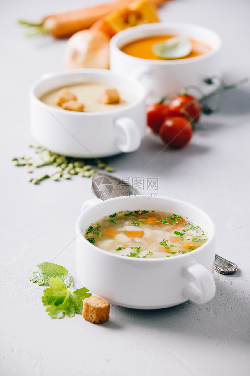 健康蔬菜和豆类汤的概念番茄蔬菜汤和原料豆蔬菜汤和混凝土料图片