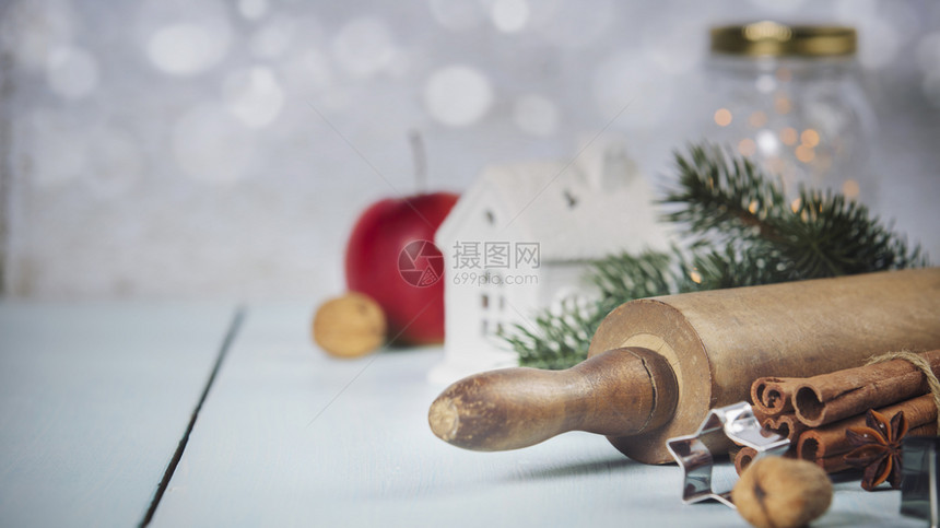 圣诞烘烤背景在白木和复制空间上烹饪圣诞烘烤的成分烹饪圣诞节烘烤的成分用于烹饪圣诞节烘烤的成分图片