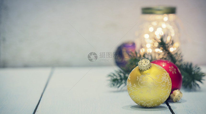 白色背景的时装圣诞饰品木背景的圣诞节装饰品文字空间图片