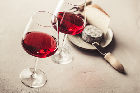 混凝土背景的红葡萄酒和奶酪玻璃杯混凝土背景的红葡萄酒和奶酪玻璃杯图片