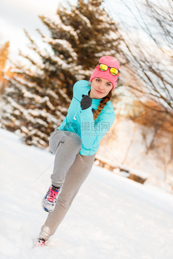 女在冰雪中运动如何在寒冷环境中锻炼健身自然时尚概念图片