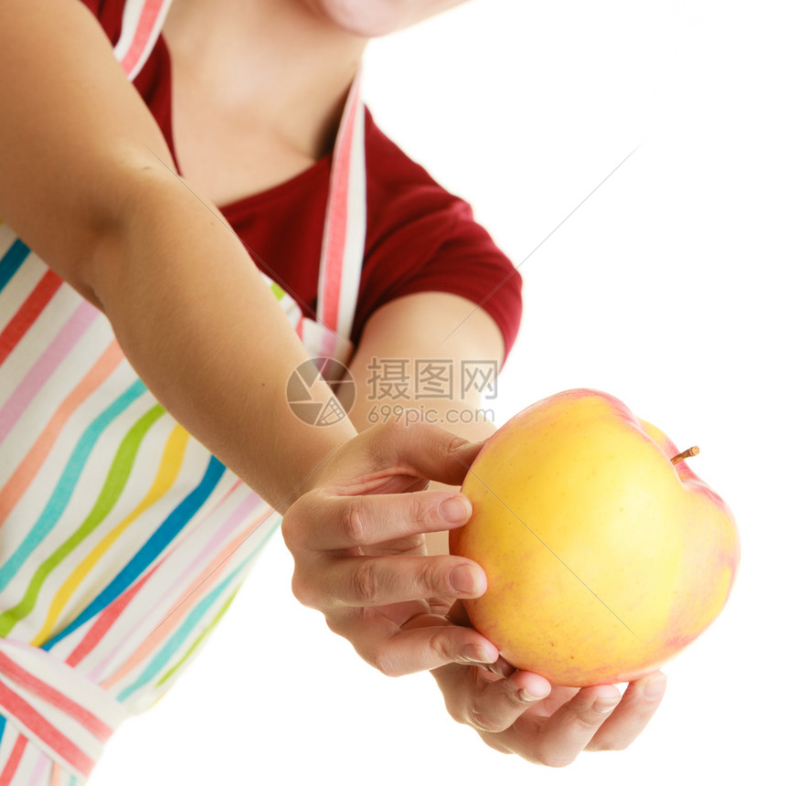 近身女手主妇或穿条纹厨房围裙提供红苹果健康水孤立无援图片