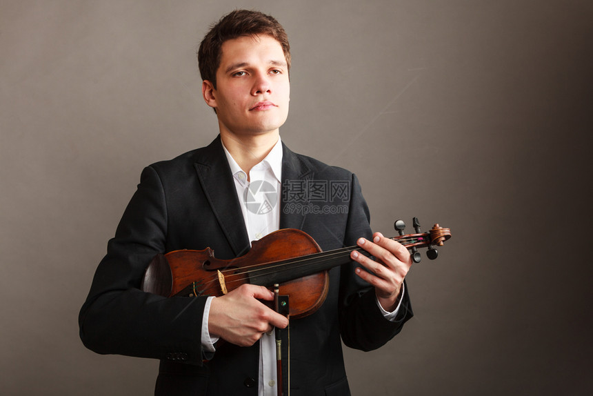 穿着优雅的木小提琴男子深底背景的演播室拍摄穿着优雅的小提琴男子图片