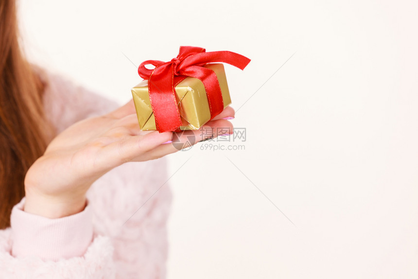 妇女手带金盒礼物红丝妇女手金盒礼物妇女手带金盒礼物图片