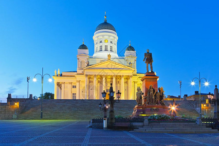 芬兰首都著名的里程碑参议院广场有路德和俄罗斯皇帝亚历山大二世纪念碑背景图片