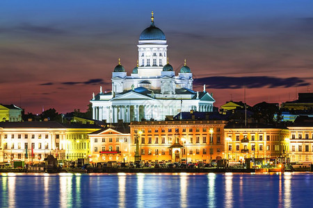 芬兰赫尔辛基参议院广场旧城建筑和码头与市场广和路德会堂一道的古城建筑和码头的景色夜背景图片