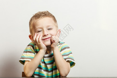 小男孩用滑稽的手势玩得很开心图片