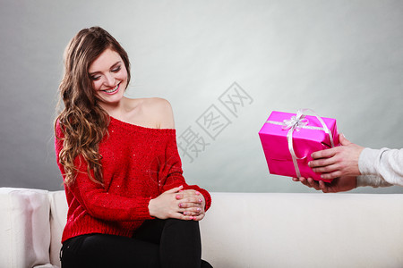 情侣和假日概念男人手握的子拿着礼物盒令人惊讶的快乐女与礼物盒图片