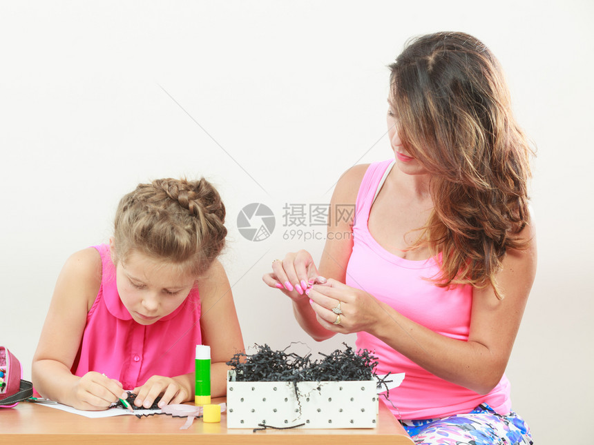 小女孩和妈一起工作做父母合共同快乐图片