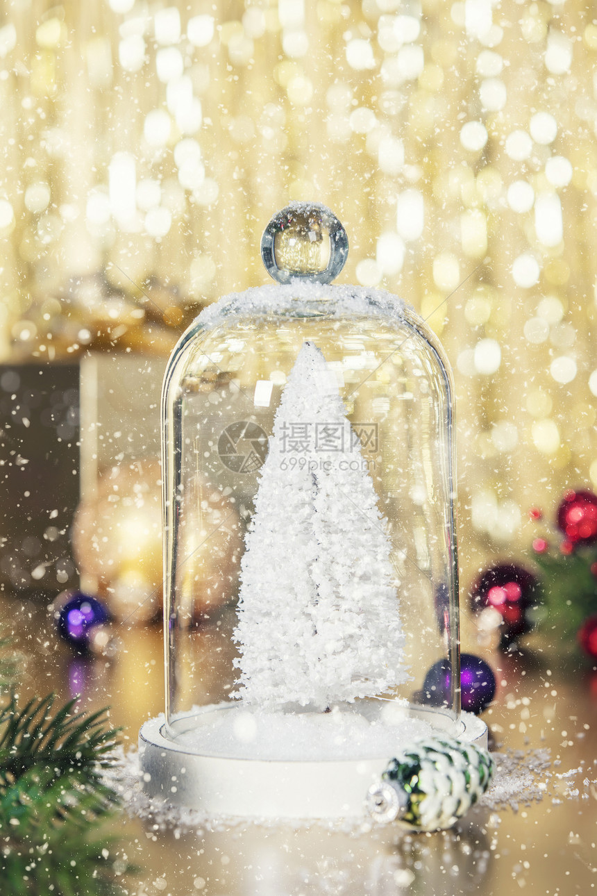 圣诞装饰品抽象金本位圣诞树在雪球里装饰品在抽象金本位上关门图片