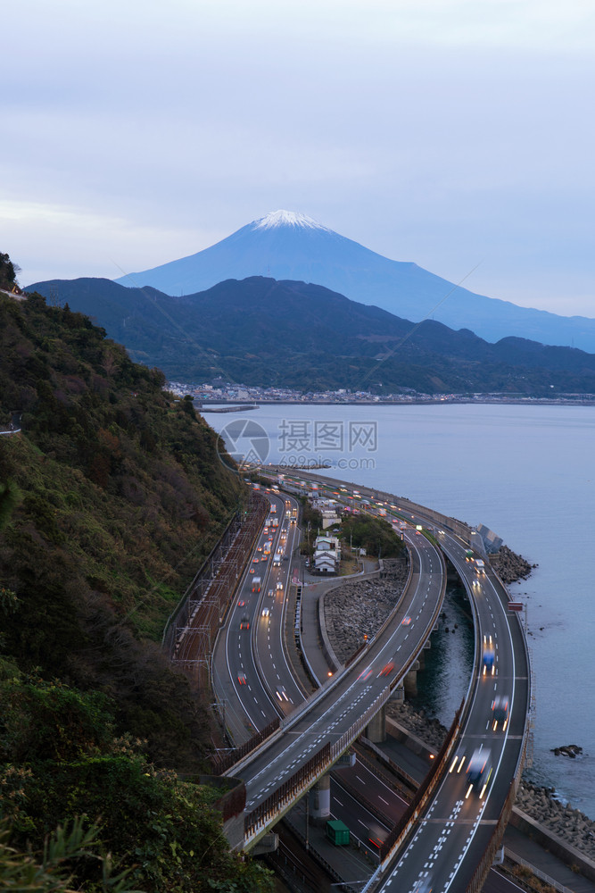 富士山的空中景象直达静冈的日落道路富士五湖日本山地风景图片