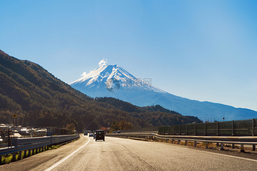 前往富士山在秋季天的交通概念中路面落叶日本的树有蓝天背景图片