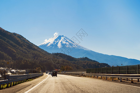 前往富士山在秋季天的交通概念中路面落叶日本的树有蓝天背景图片