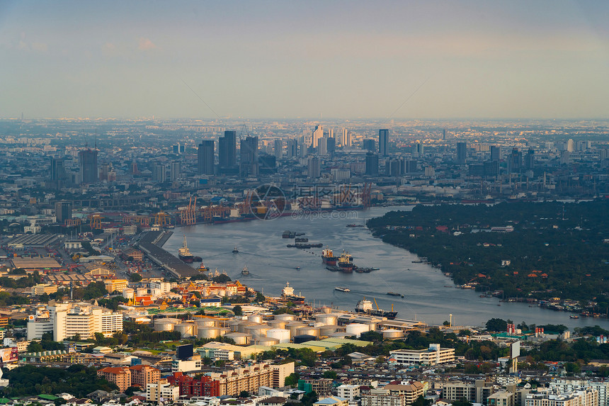 泰国曼谷城市进出口业务和物流国际货中集装箱轮的空中最高视图由起重机将货物运往港口图片