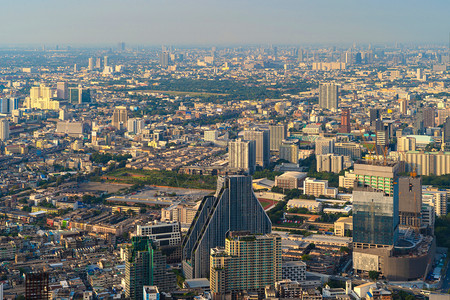 萨特霍恩位于亚洲智能城市的金融区和商业中心天桥和高楼建筑背景