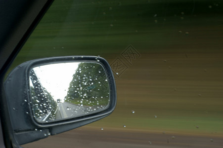 汽车后视镜子上沾有水珠的特写镜头图片