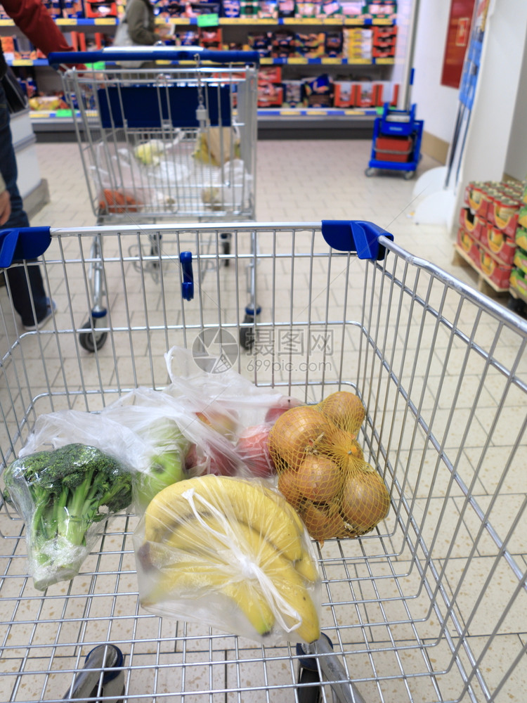 装有蔬菜水果的超市手推购物车图片