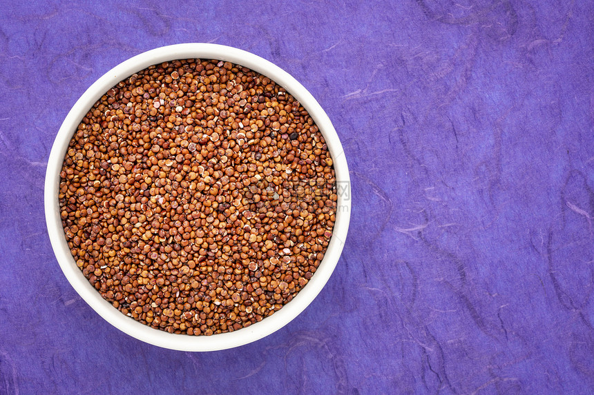 免费的红quinoa谷物一个小玻璃碗的顶部视图图片