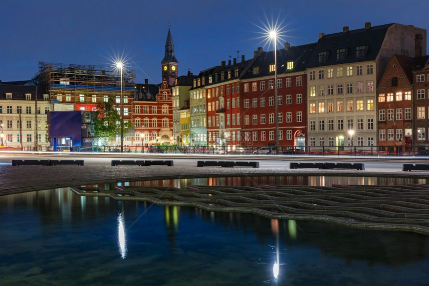 BertelThorvaldsens广场哥本哈根市政厅和多彩的房屋其镜像反射在丹麦首都哥本哈根的夜间泳池中图片