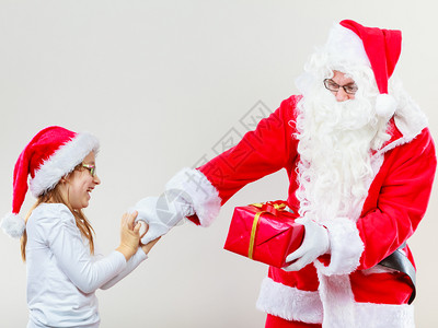 圣诞老人给女孩的礼物背景图片