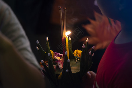 佛教生日素材泰国曼谷2018年月2日LoyKrathoong节人们购买鲜花和蜡烛在泰国庆祝LoyKrathoong节背景