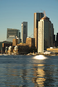 横跨波士顿港直达下城市天线前方的船只交通图片