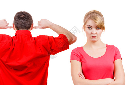 愤怒的男女用手指顶着耳朵站不听夫妻有争吵男人和女意见不一图片