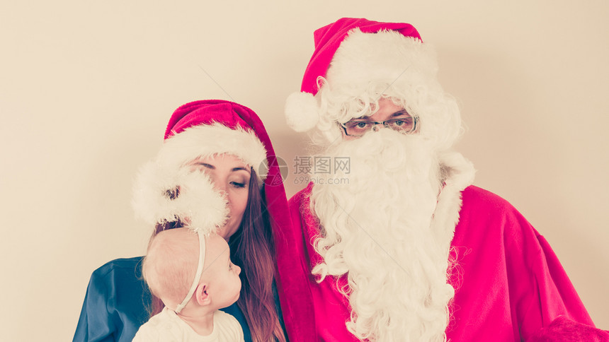 穿着圣诞老人服装戴圣诞礼帽的女人圣诞老和戴礼帽的女人图片