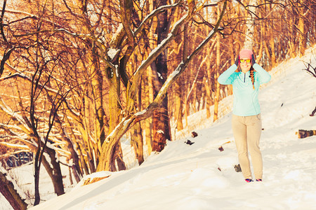 适合进入冬季公园的女孩在雪和大自然中锻炼健康安全概念图片