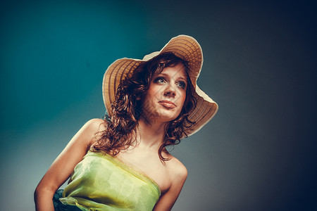 时装化妆品和暑假穿着浅绿色礼服和暑假帽子的现代年轻女穿着绿色礼服和帽子的年轻女背景图片