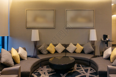 豪华现代客厅有枕头家具图片框和沙发装饰晚上图片