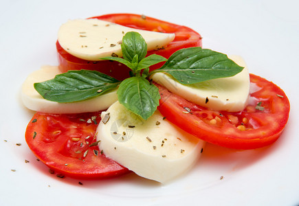 贝施雷巴尔配有莫扎雷拉奶酪西红柿和巴尔的辣椒沙拉背景