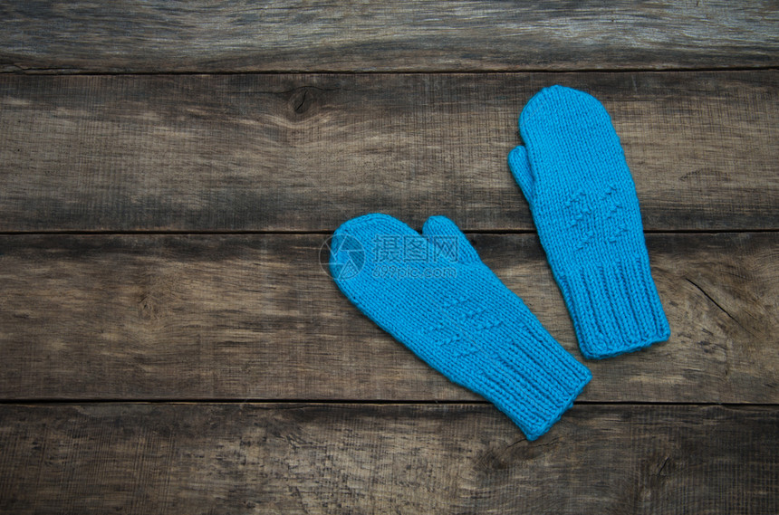木形背景上的冬季手套图片
