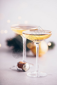 两杯香槟和圣诞装饰品两杯香槟装饰品和圣诞图片